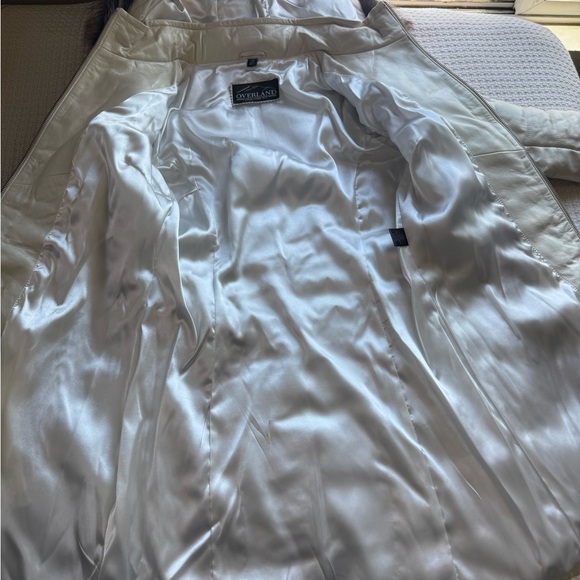 Elegant Cream Quilted Coat with Sheepskin Fur Trim - Picture 6 of 7